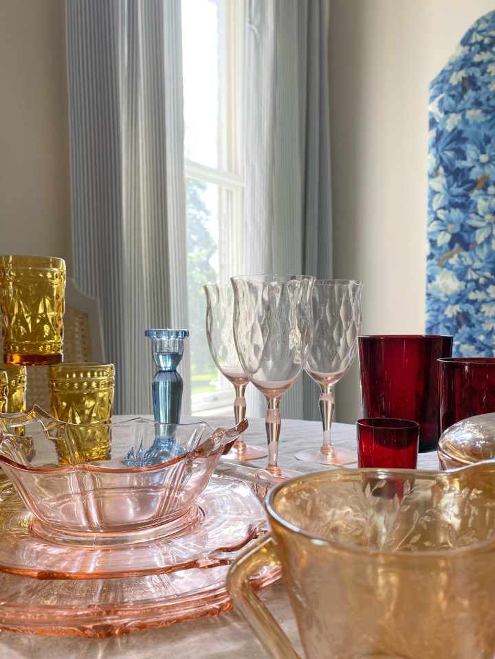 Summer Tabletop Inspiration: Colorful&nbsp;Glass